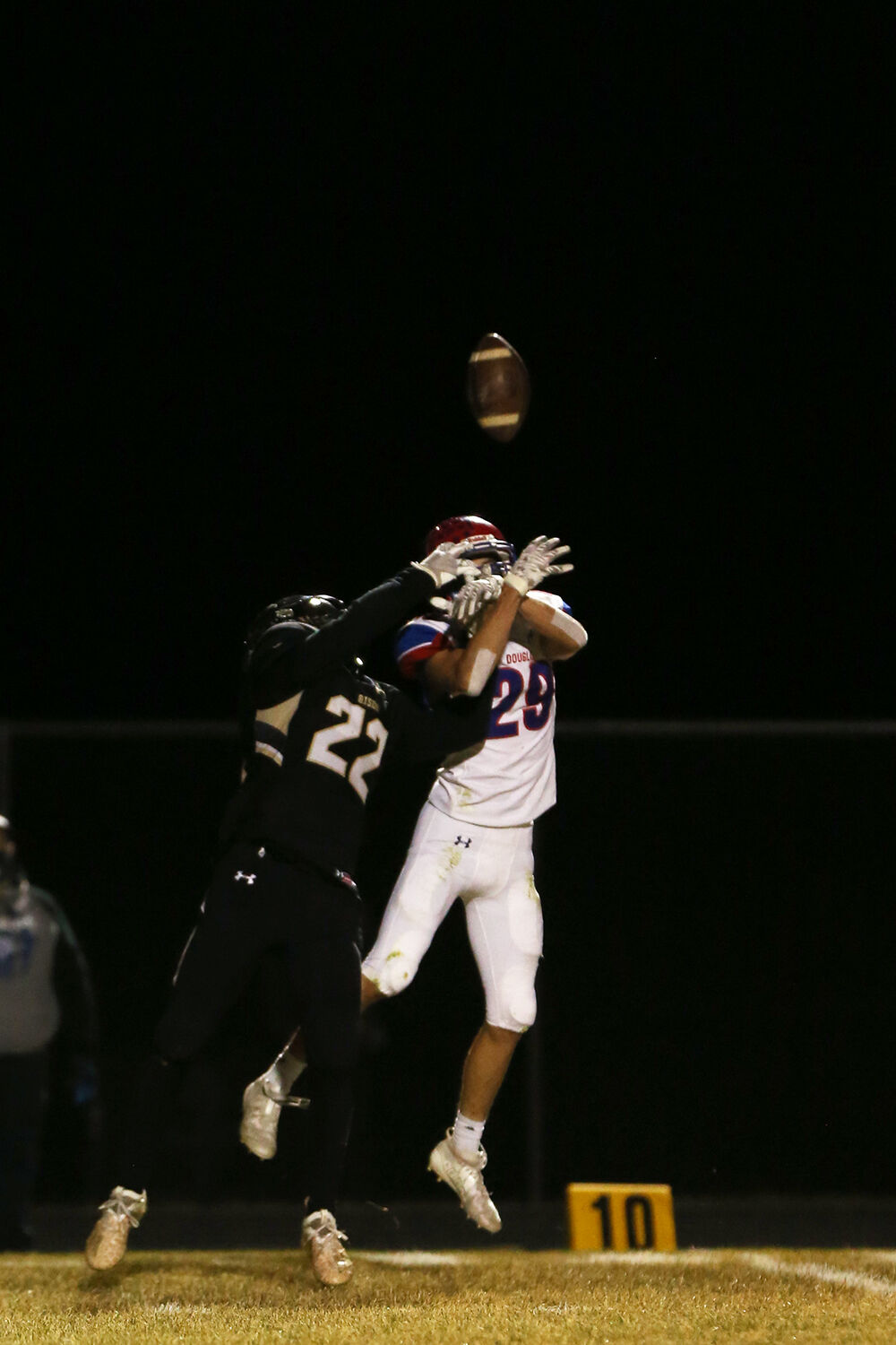 Blake Bell attempts a catch despite coverage